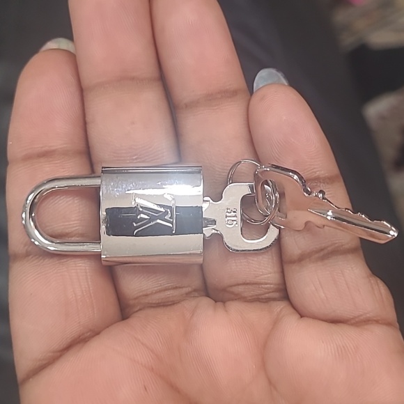 ✨️ RARE LOUIS VUITTON #️⃣ 3️⃣1️⃣5️⃣  Silver Lock with 2 KEYS + COA ✨️ - Picture 7 of 9